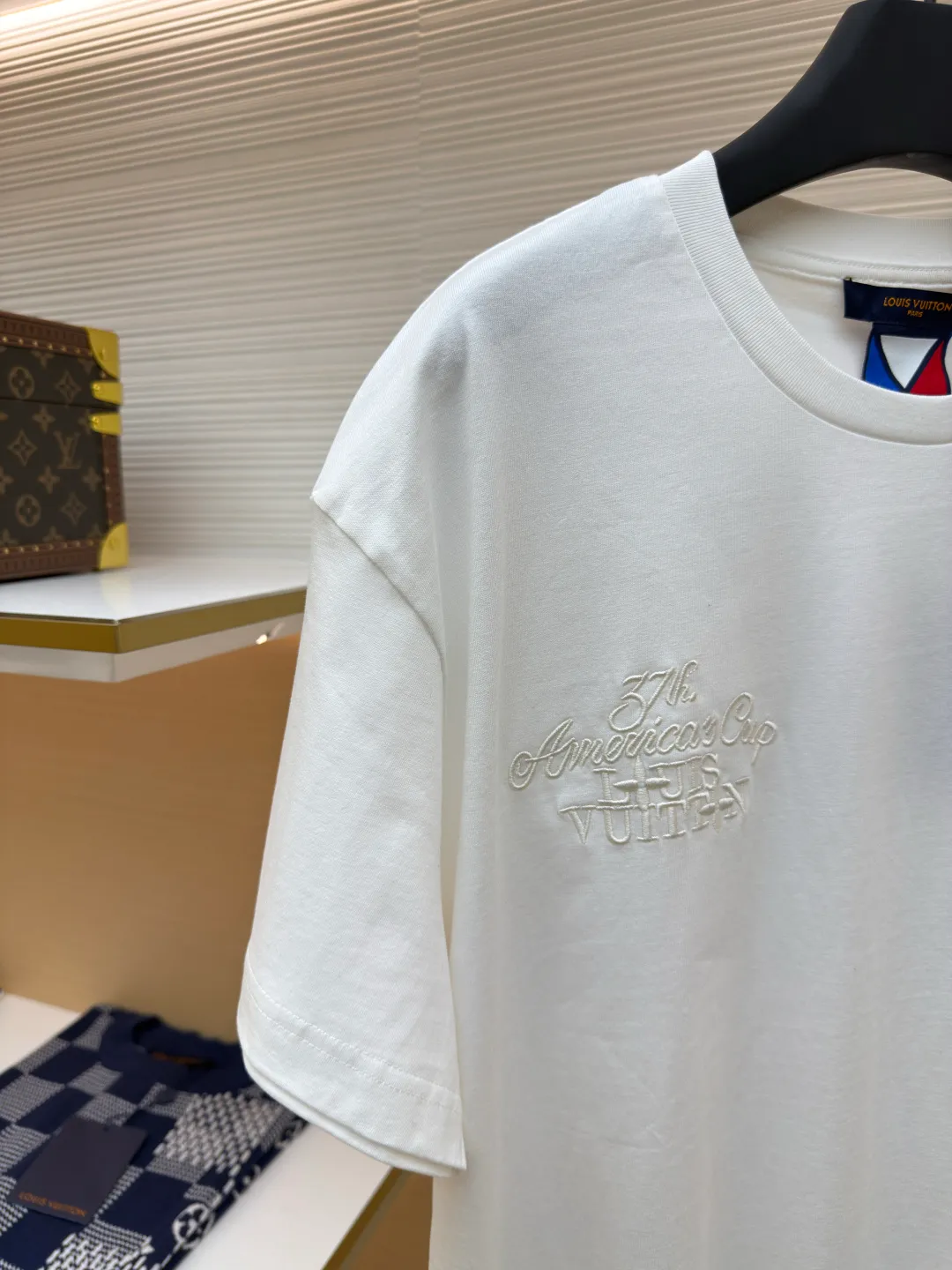LOUIS VUITTON Colorful embossed embossed T-shirt ●Authentic product: Purchased and developed for 7700 ●Item number: 1680326-A00 ●Material: long-staple cotton fabric ●Technology: embossed embossed production ●Version: fitted version ●Weight: about 275 grams ●Size: S-M-L-XL ●Description: The fabric is made of 40s double-ply long-staple cotton yarn plain fabric, and the fabric surface is treated with dust-free lint technology. The finished fabric is passed through a mercerizing machine to increase the gloss of the fabric. It is matched with 32s double-ply cotton cover silk cylindrical open rib. The front and rear sleeves are screen printed with an eight-claw machine, and the Y pattern is scanned. To make large-scale film stencils, we use a water slurry + glue mixed material for color printing. We open a convex embossing mold according to the printing film, and accurately cut the pieces by hand to emboss the printed letters. The inside is filled with 4-mile-thick sponge material. The front panel is embroidered with a domestic high-speed machine, and the rayon thread is used to embroider the letters. The overall wiring is straight and delicate, the fabric is comfortable and soft, and the color is consistent without color difference. It can be matched with the same style to create a fashionable look and control various occasions. Customized accessories, complete with three standards, same style for men and women!